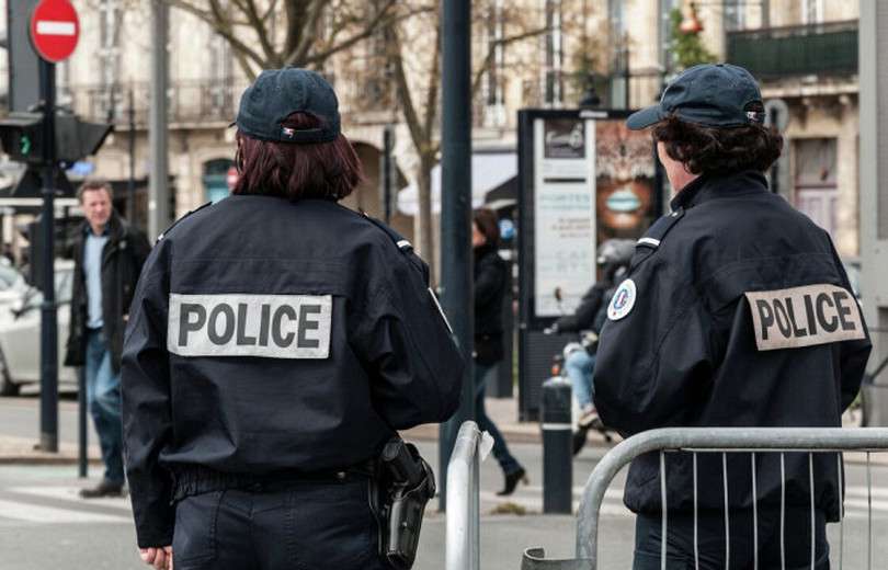 Փարիզի արվարձանում գտնվող ռեստորանի այցելուներին պատանդ են վերցրել