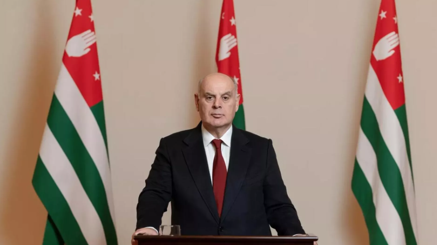 Президент Абхазии пообещал уйти в отставку когда протестующие покинут здание парламента