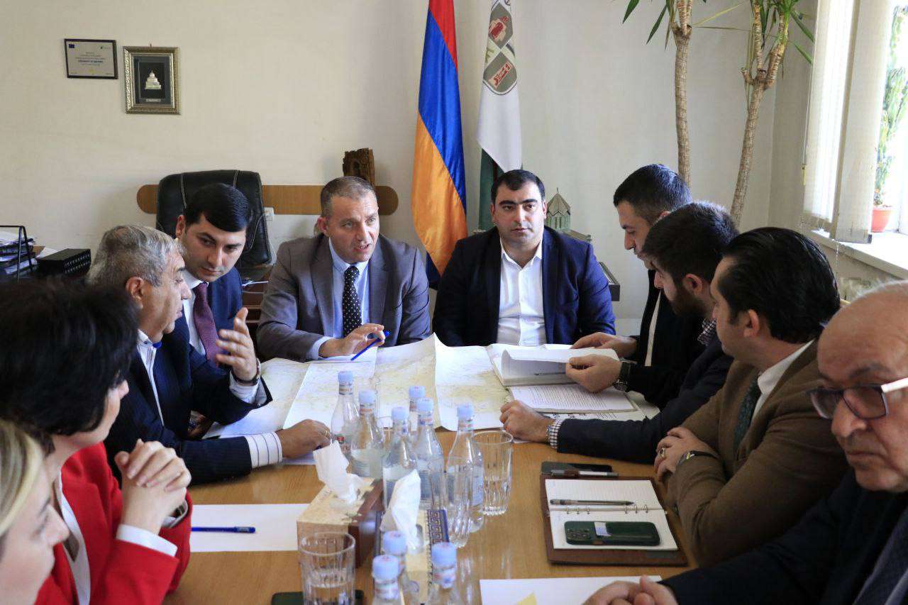 Քերոբյանի հետ քննարկվել են հողամասերի իրավական կարգավիճակի ճշգրտման վերաբերյալ հարցեր