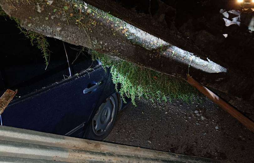 Ավտոմեքենան բախվել է էլեկտրական սյանը