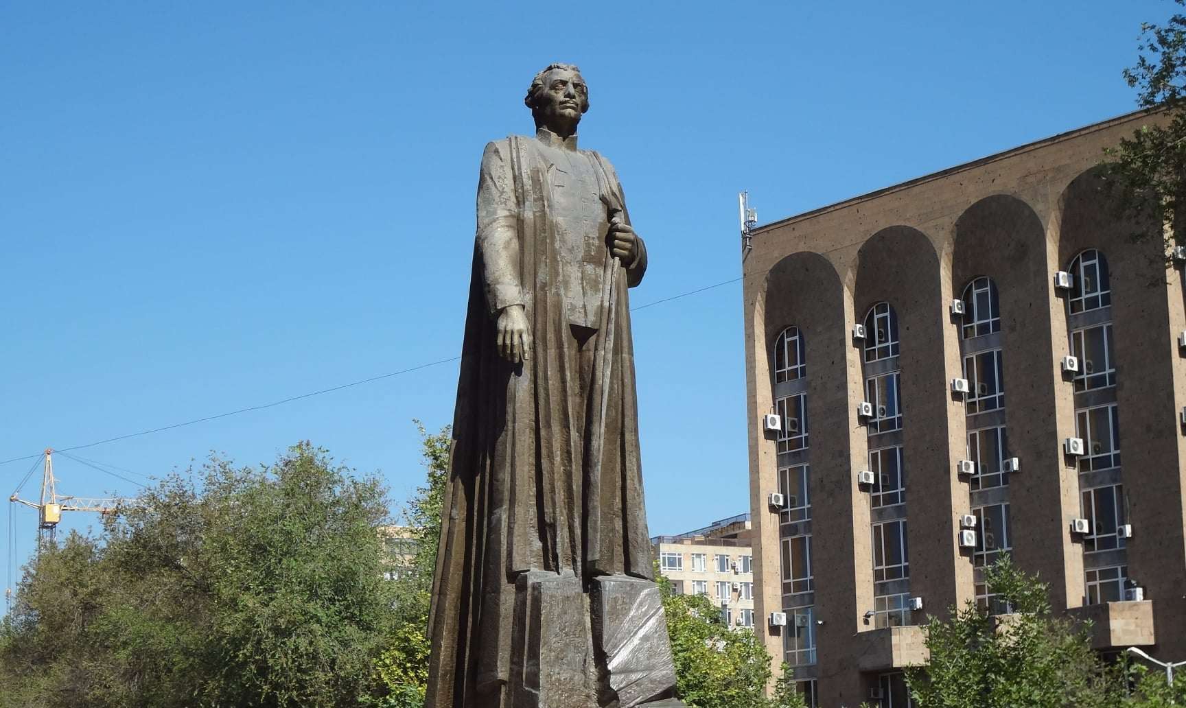 Арестованы двое мужчин , писавшие на фарси на статуе Нжде