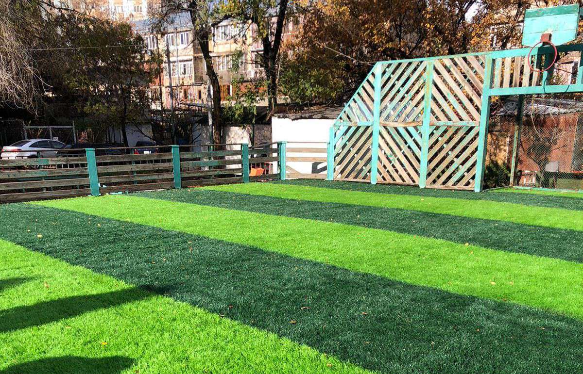 Բորյան 4/1 հասցեի հարակից մարզադաշտում ավարտվել են արհեստական խոտածածկույթի տեղադրման աշխատանքները (ԼՈՒՍԱՆԿԱՐՆԵՐ)