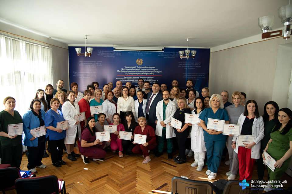 Անահիտ Ավանեսյանը պատվոգրեր է հանձնել «Այրվածքաբանության և մաշկաբանության ազգային կենտրոնի» աշխատակիցներին