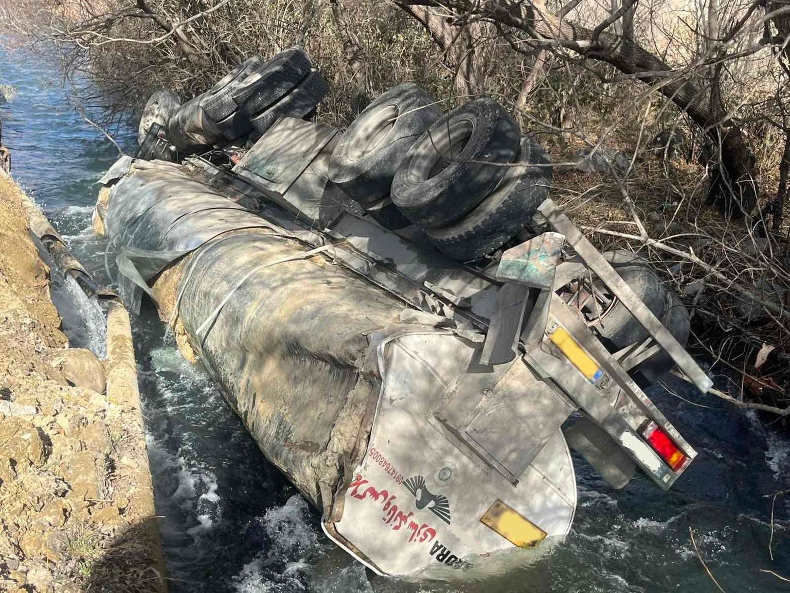 Բեռնատարն ընկել է գետը, վարորդը՝ մահացել