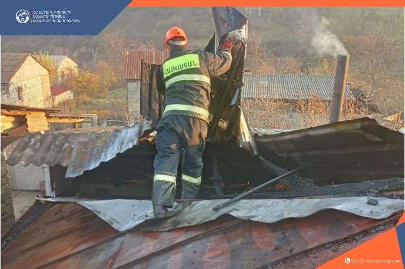 Հրդեհ տան տանիքում