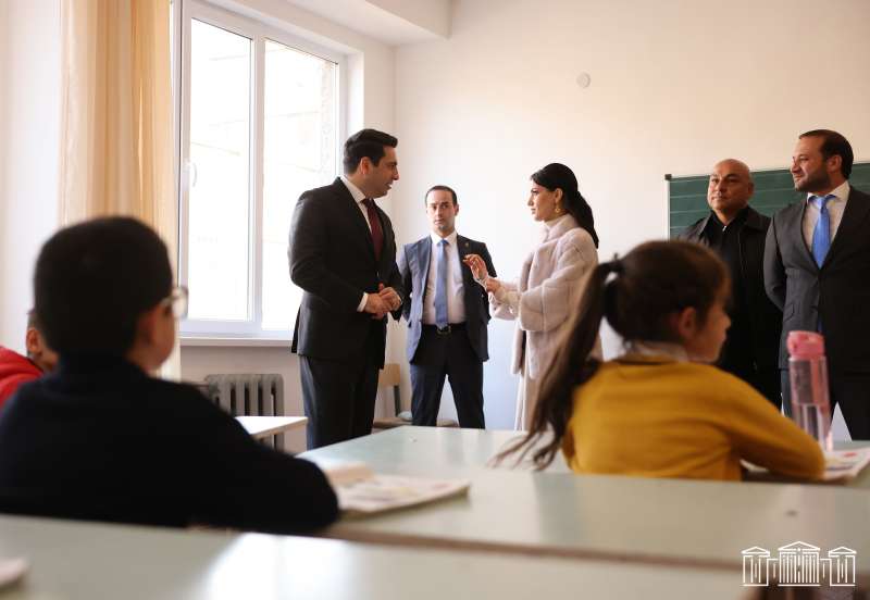 ՀՀ ԱԺ նախագահ Ալեն Սիմոնյանն այցելել է Հենրիկ Խաչատրյանի անվան դպրոց