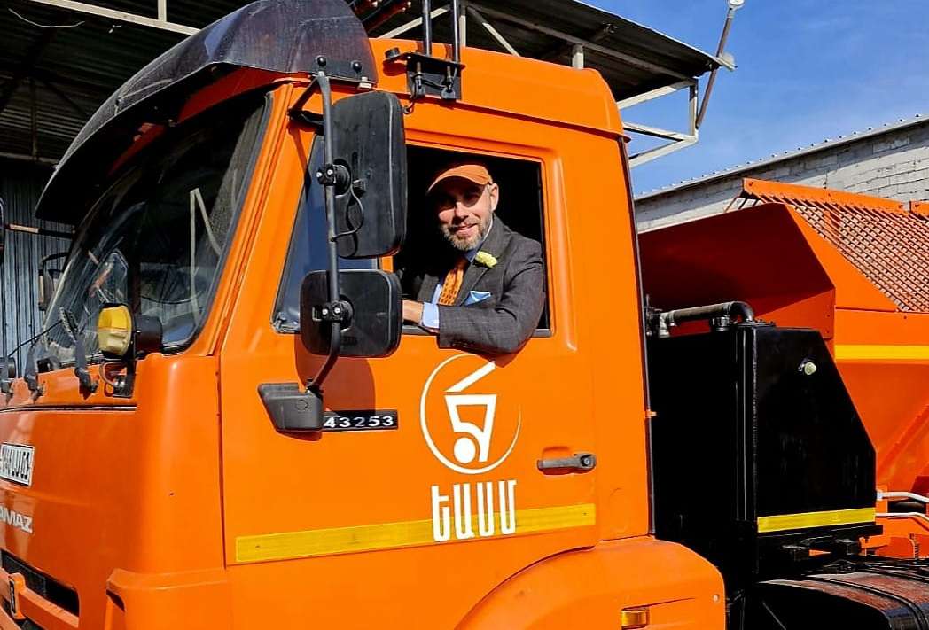 Չեխիայի դեսպանը՝ աղբատարի ղեկին