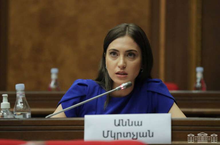 СК объяснил причину вызова на допрос депутата Анну Мкртчян, они вместе с братом получили поддельные аттестаты об окончании школы