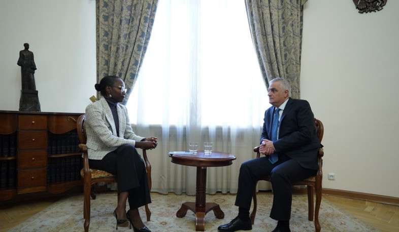 Մհեր Գրիգորյանը ՀԲ տարածաշրջանային տնօրենին է ներկայացրել է «Խաղաղության խաչմերուկ»-ը