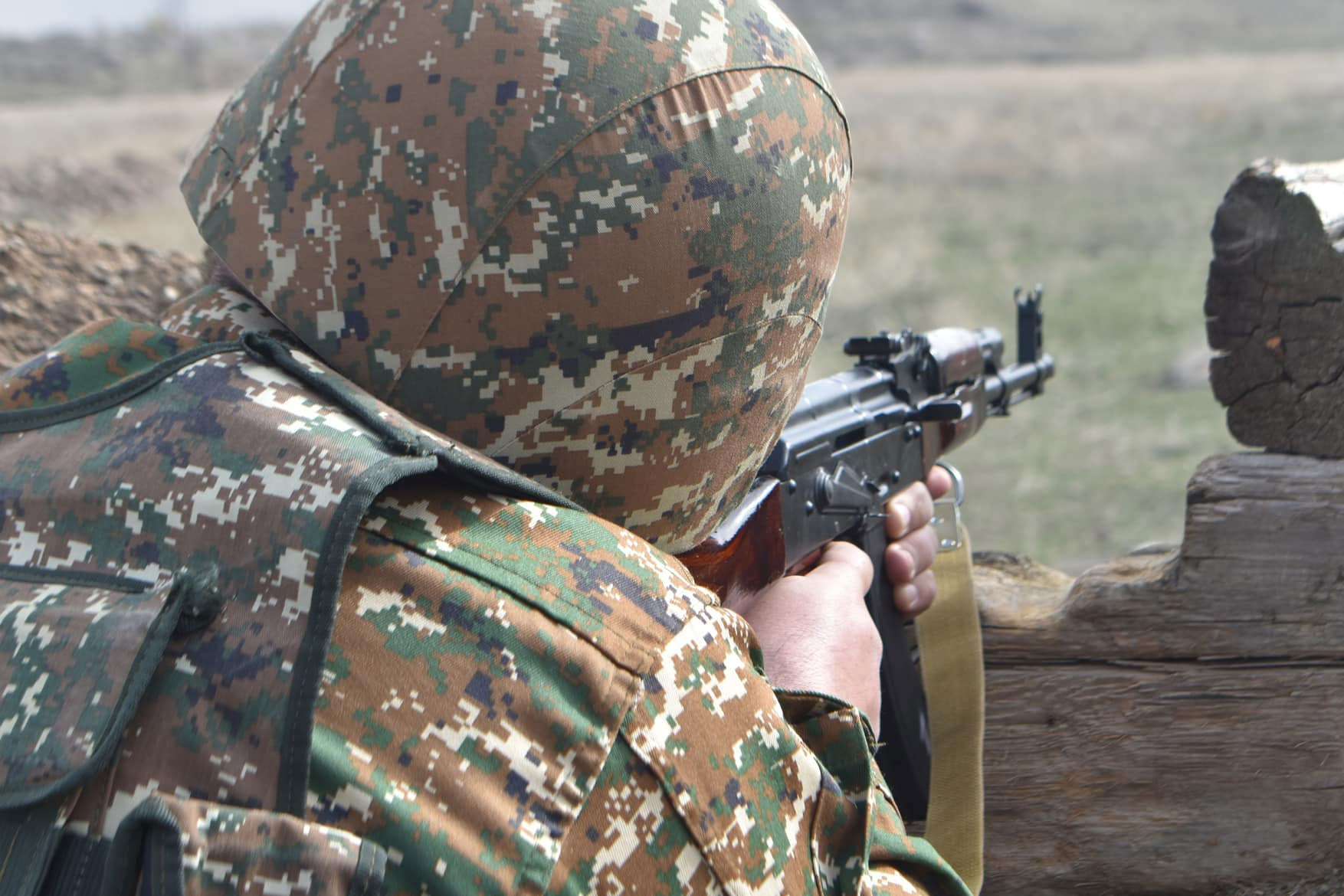 В результате вражеского огня ранен солдат. Министерство обороны