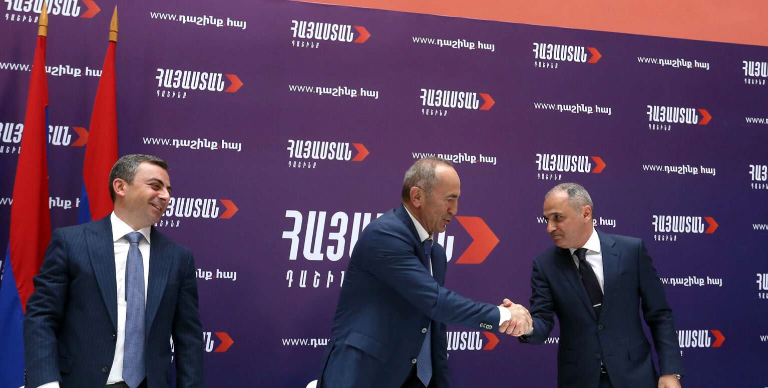 Депутаты партии «Возрождающаяся Армения»  складывают депутатские мандаты