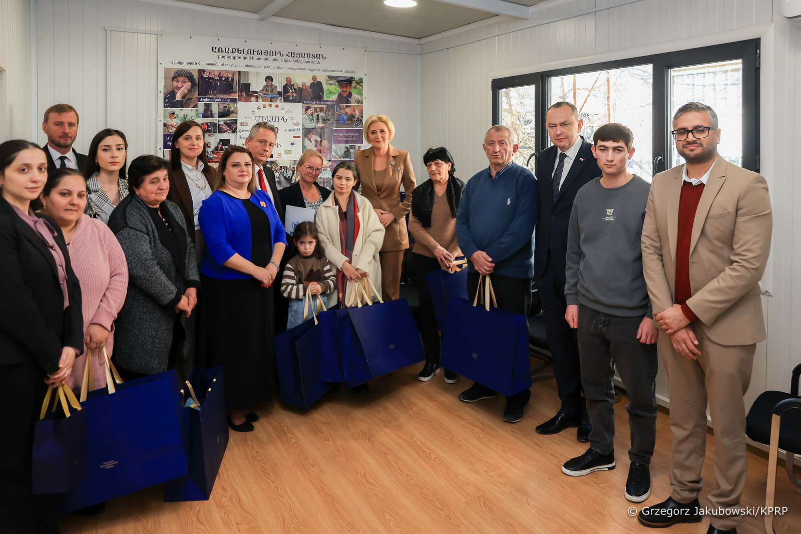 Первая леди Польши встретилась с беженцами Нагорного Карабаха
