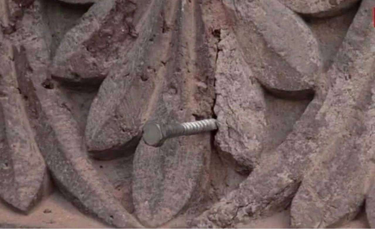 Նկարը, որտեղ հեղույսը մխրճված է զարդաքանդակի մեջ կապ չունի Երևանի ամանորյա լուսավորության նախագծի հետ