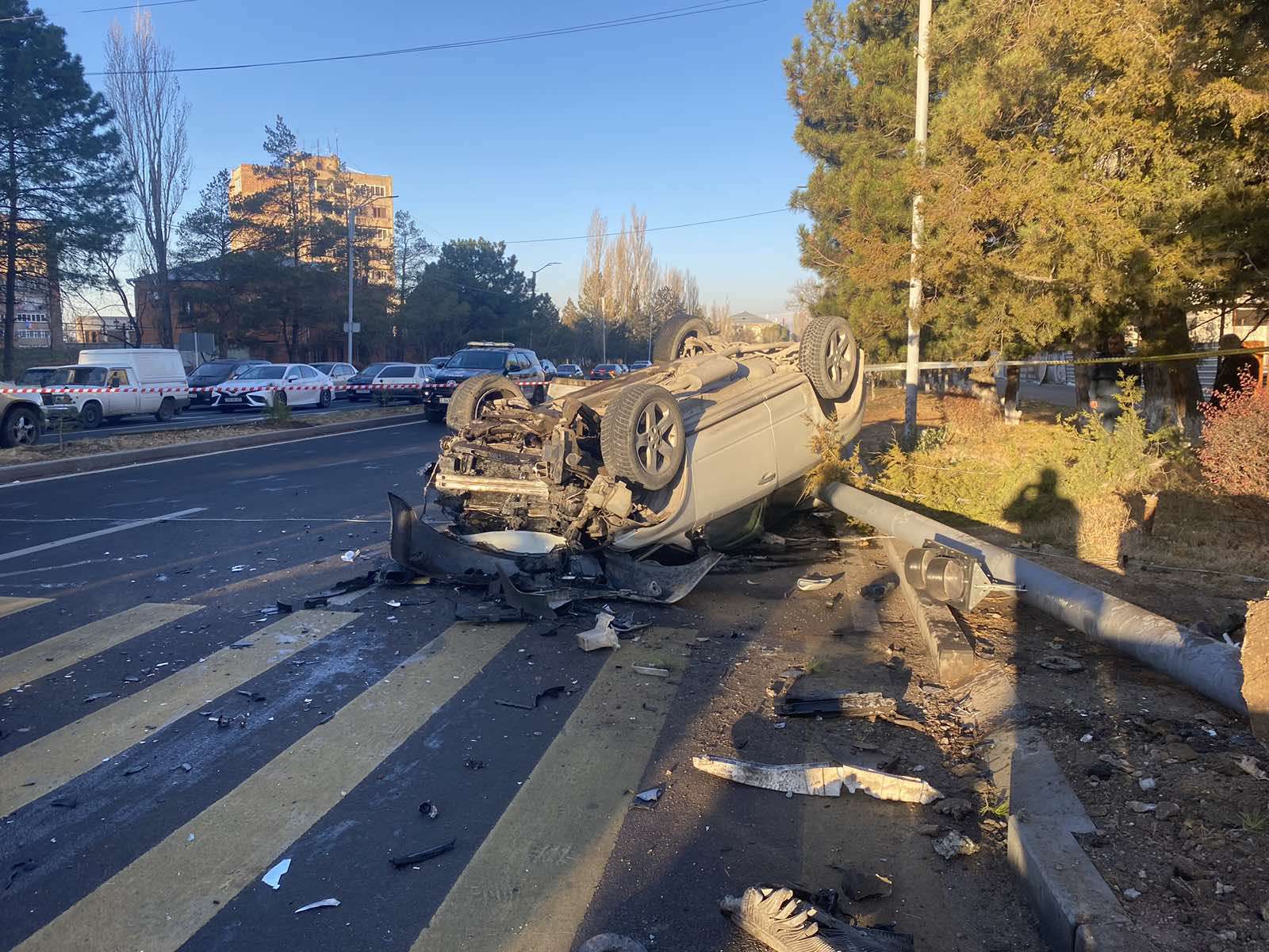 Մեծ վթար Աբովյանում. մեքենան գլխիվայր շուռ է եկել