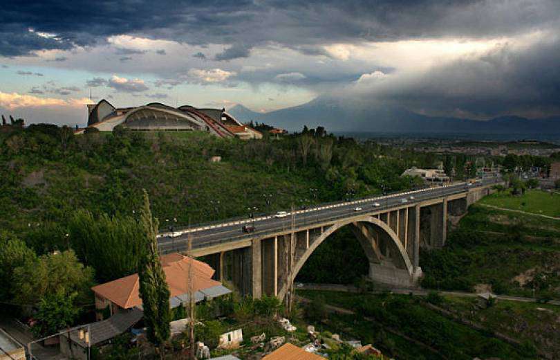 «Ես մեղք եմ, մեջս օձ կա, սատանա»․ Կիևյան կամրջի տակ հայտնաբերվել է դի, գրպանում՝ 2 գրություն