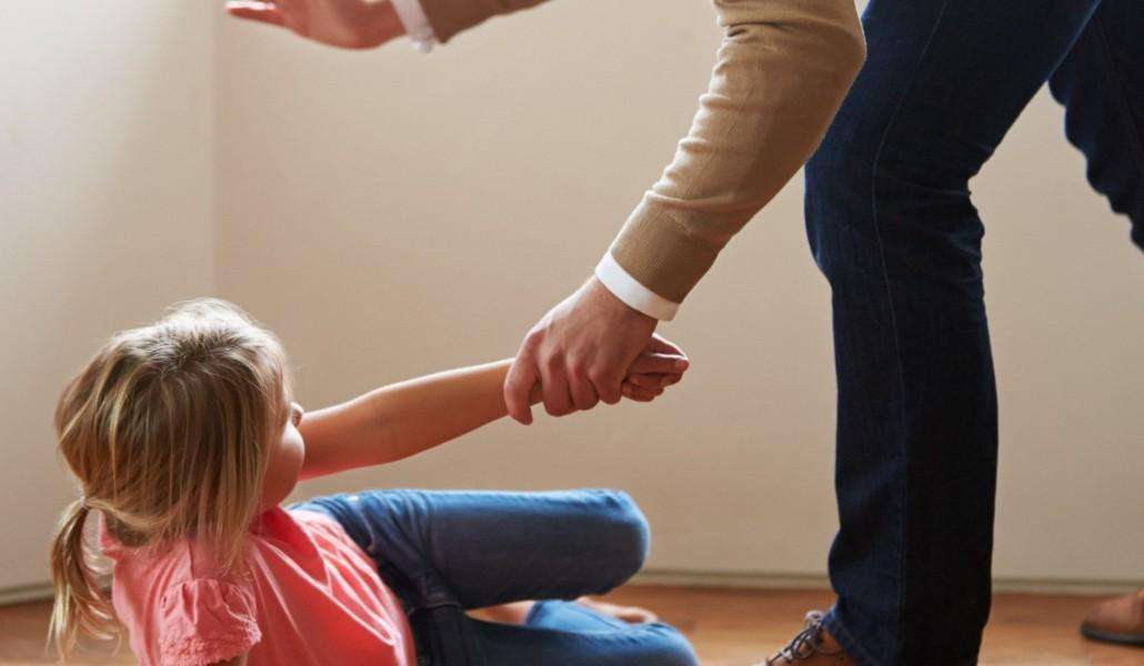 Իննամյա դստեր մազերից քաշելով, ձեռքերով ու ոտքերով հարվածելով դպրոցից տեղափոխել է բնակարան