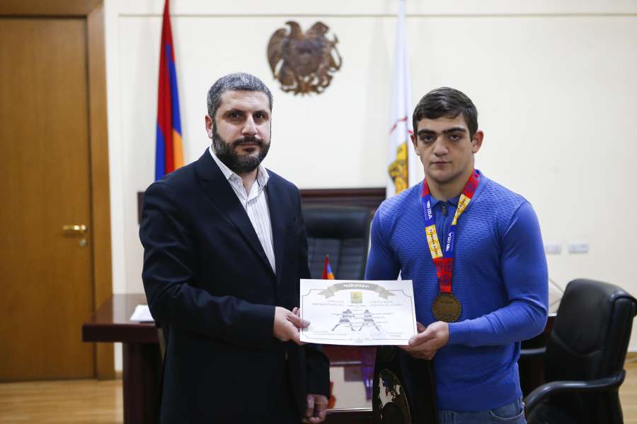 Արմեն Փամբուխչյանը հյուրընկալել է բռնցքամարտի պատանիների աշխարհի չեմպիոնին