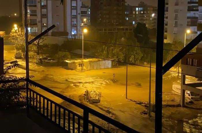 There is a flood in Antalya due to torrential rains