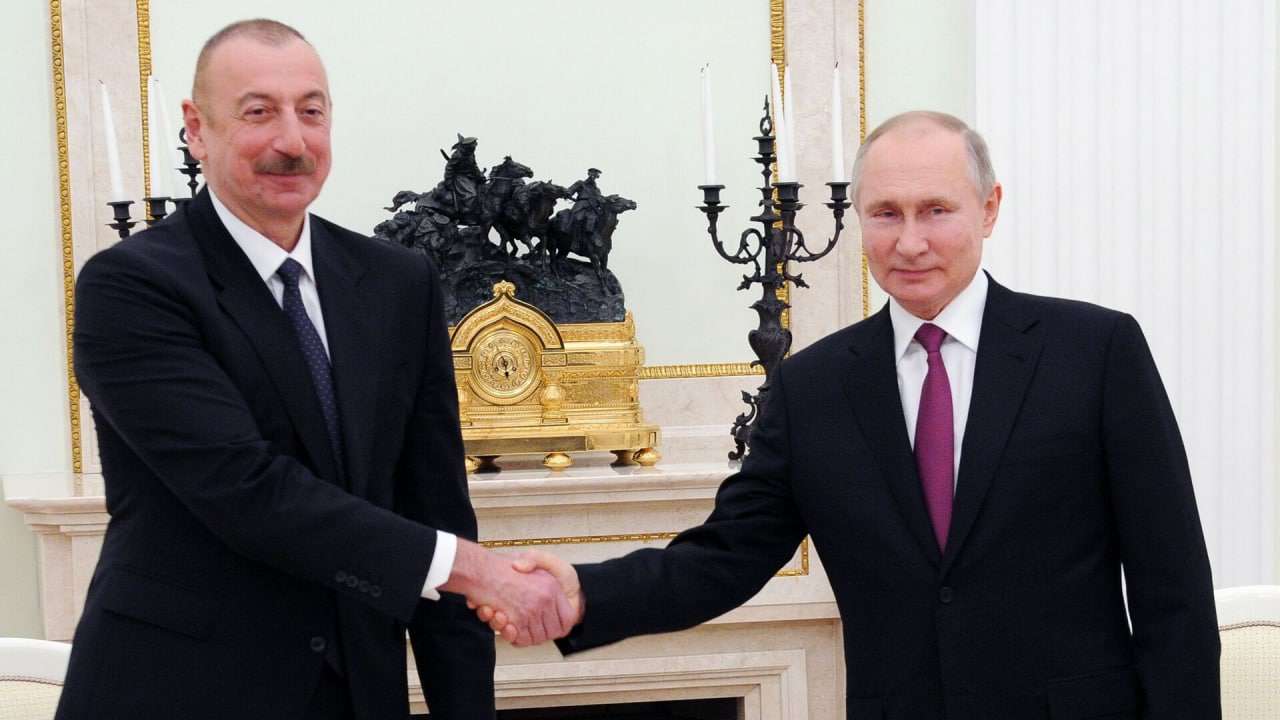 Владимир Путин провел телефонный разговор с Ильхамом Алиевым