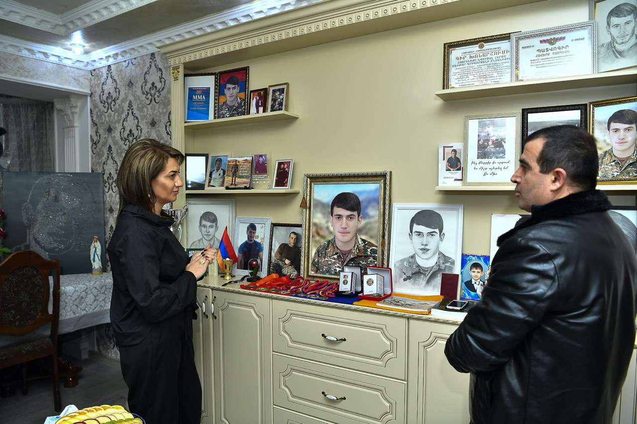 Աննա Հակոբյանը հյուրընկալվել է պատերազմում անմահացած Մխիթար Գրիգորյանի տանը