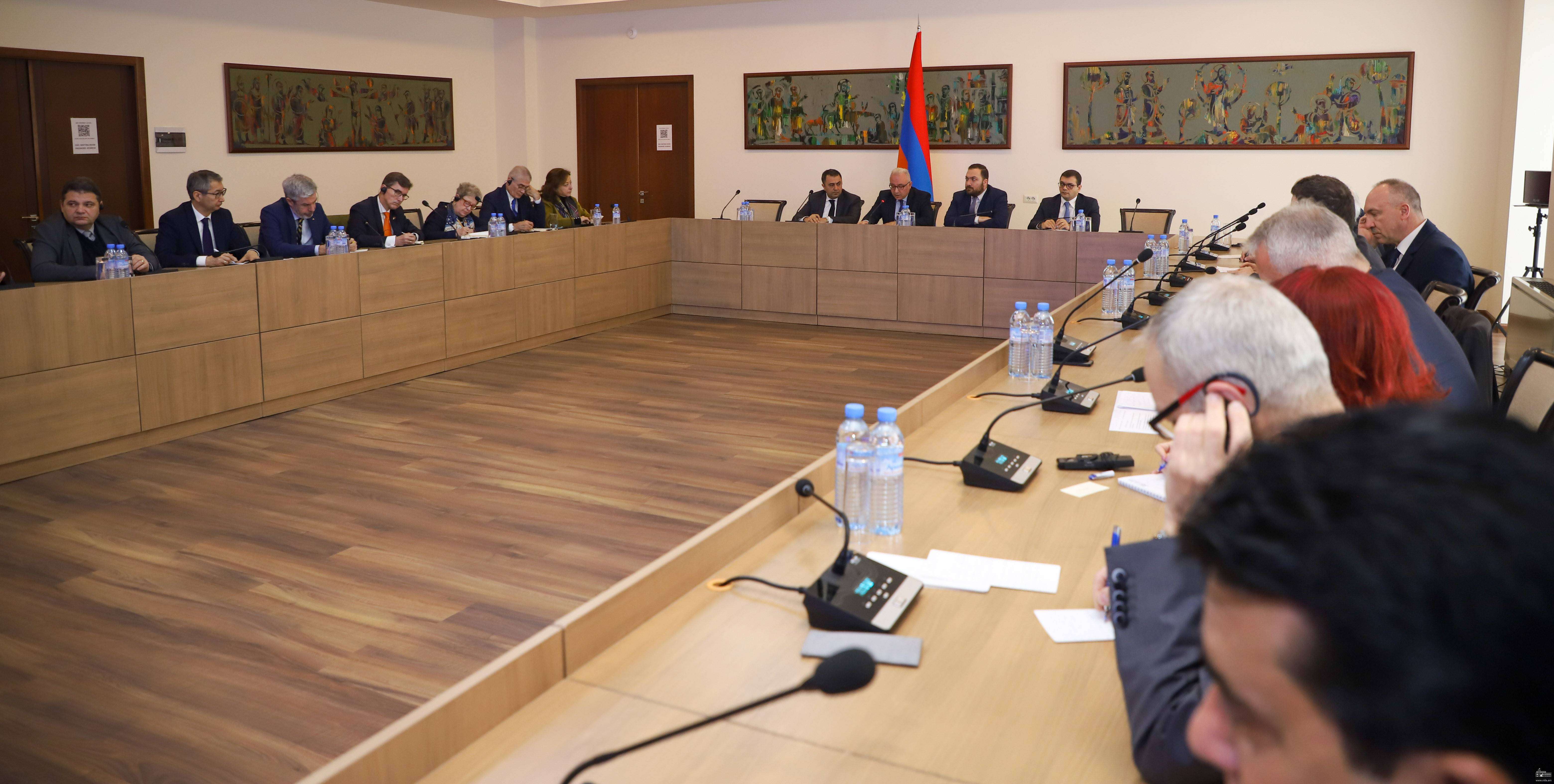 Заместители министра иностранных дел представили аккредитованным в РА послам создавшуюся вокруг Арцаха ситуацию