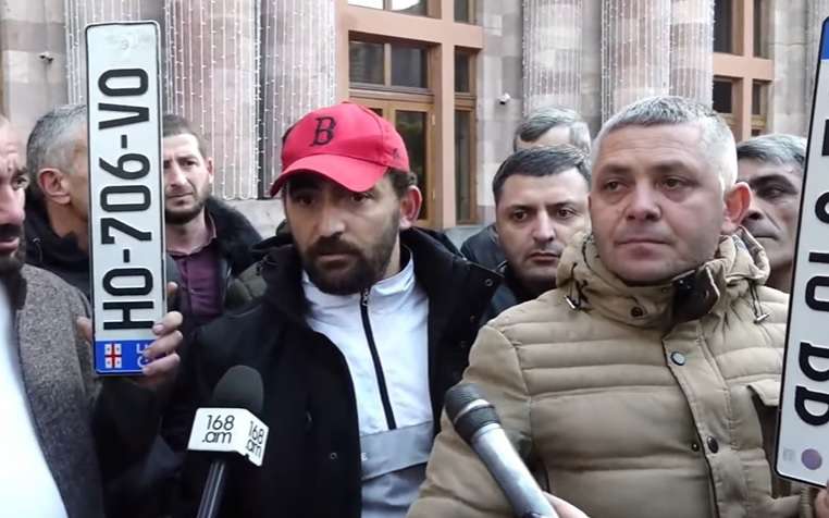 Բողոքի ցույց կառավարության շենքի մոտ