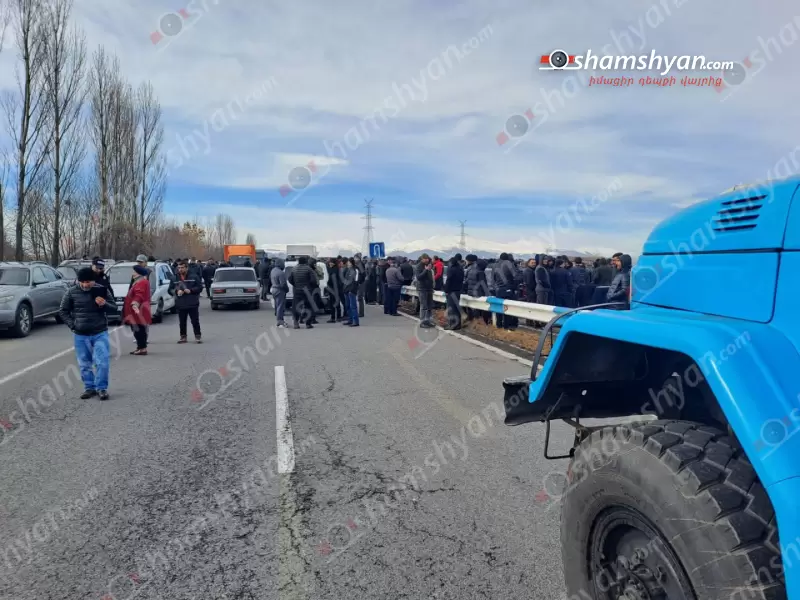 Ձկնորսները երկկողմանի փակել են Երևան-Սևան մայրուղին