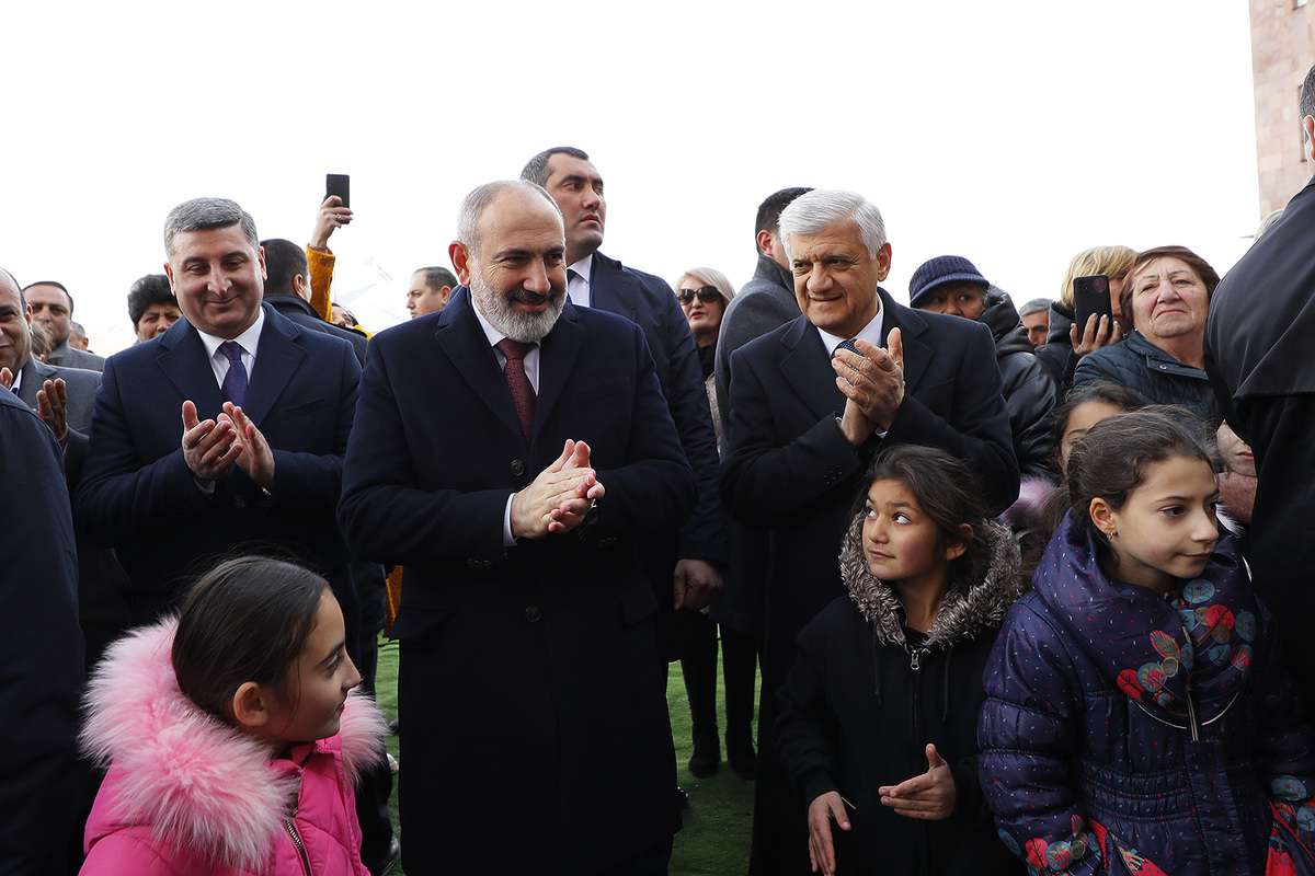 Վարչապետն Ապարանում ներկա է գտնվել բազմաբնակարան շենքի բնակարանամուտի արարողությանը