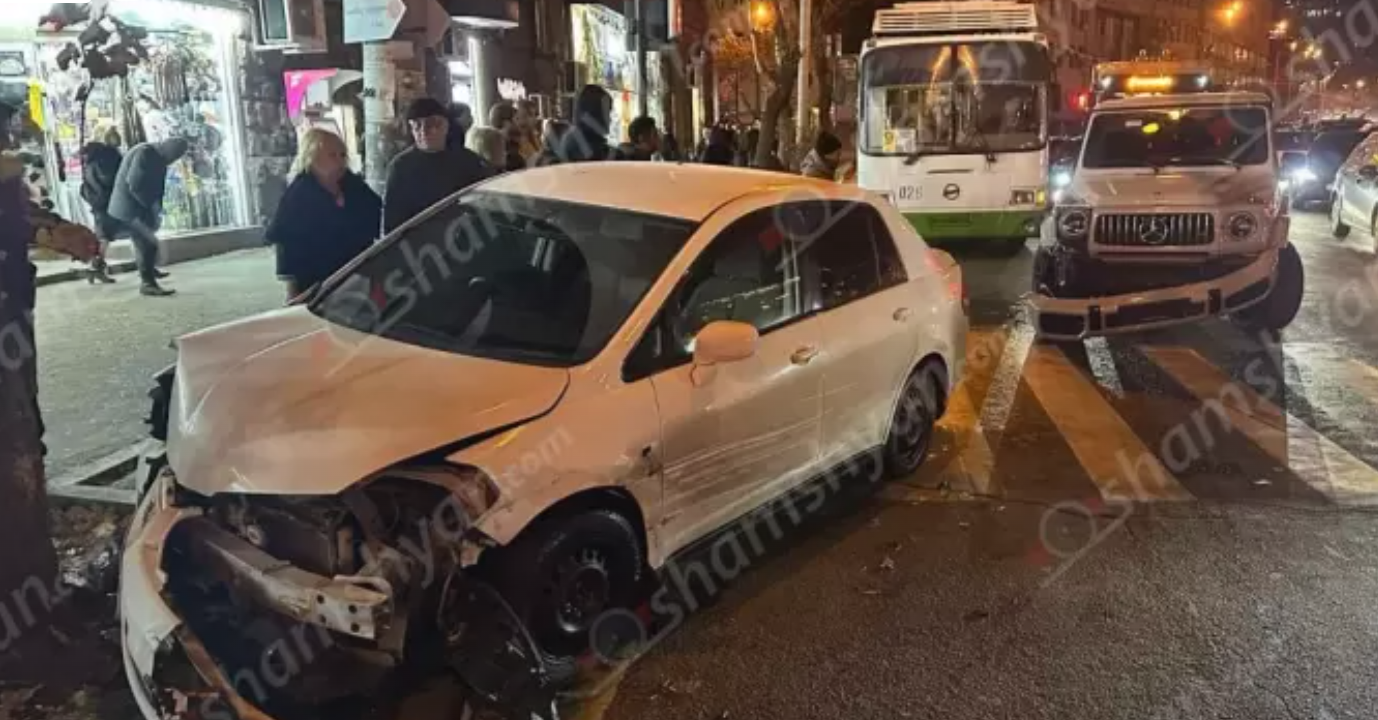 Ավտովթար՝ Երևանում. բախվել են «Mercedes G63»-ն ու «Nissan»-ը