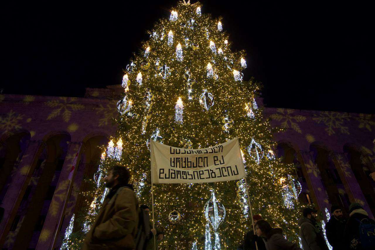 Թբիլիսիում գլխավոր տոնածառի լույսերը վառվել են առանց տոնակատարության