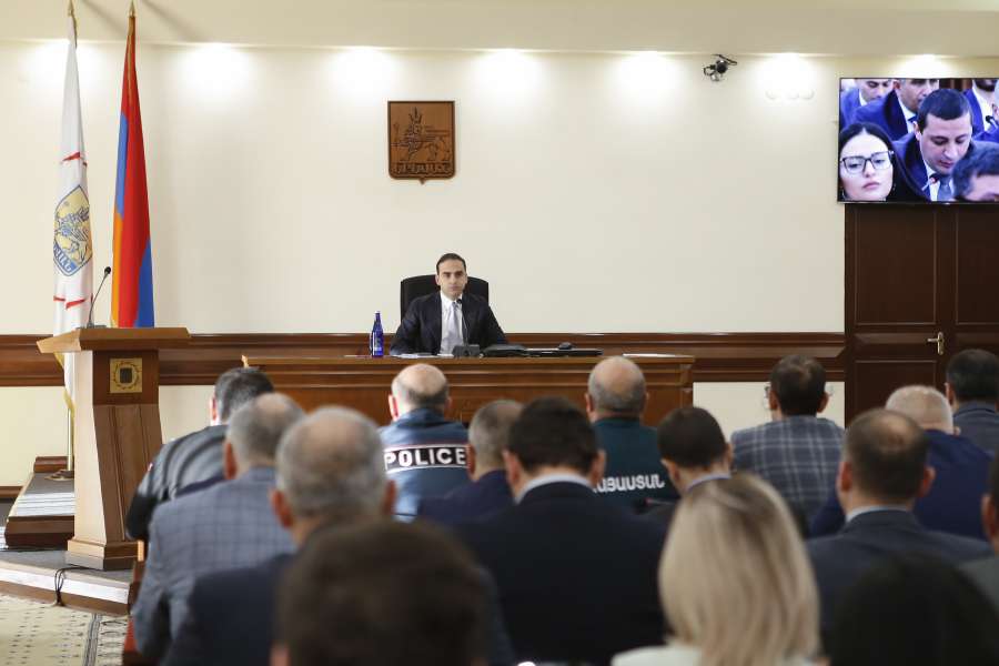 Տիգրան Ավինյանը հանձնարարել է հատուկ ուշադրություն դարձնել մայթերի ձնամաքրմանը