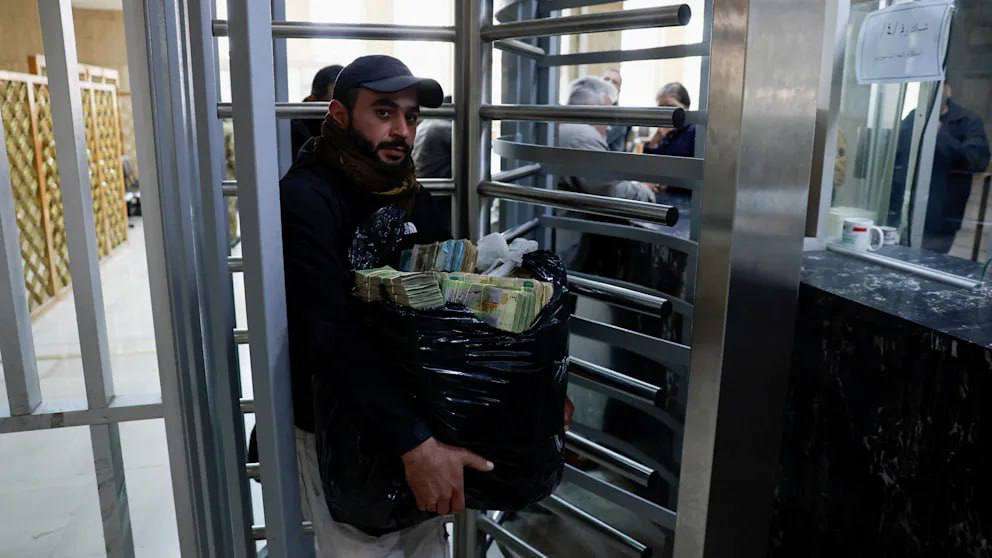 Սիրիացիները պարկերով արժեզրկված գումարներ են տանում բանկեր (ԼՈՒՍԱՆԿԱՐՆԵՐ)