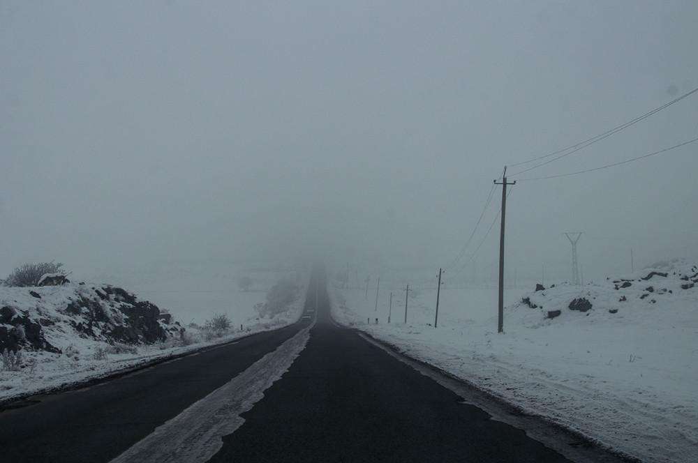 There is snow and fog on the highways of regions