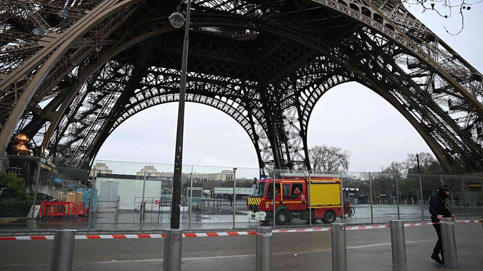 Fire in the Eiffel Tower, more than 1000 tourists were evacuated