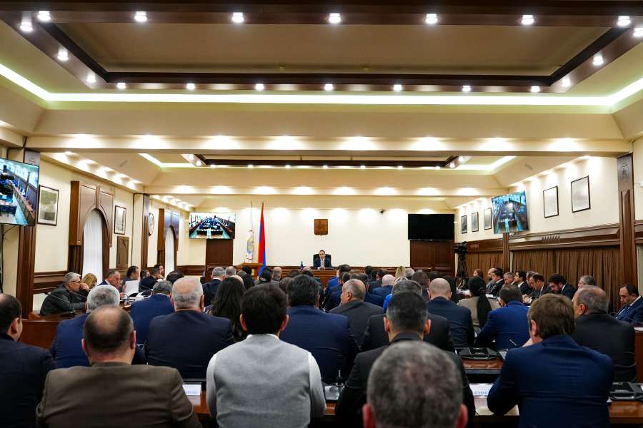 Թեժ իրավիճակ ավագանու նիստին. Նարինե Հայրապետյանը զրկվեց ելույթի իրավունքից (ՏԵՍԱՆՅՈՒԹ)