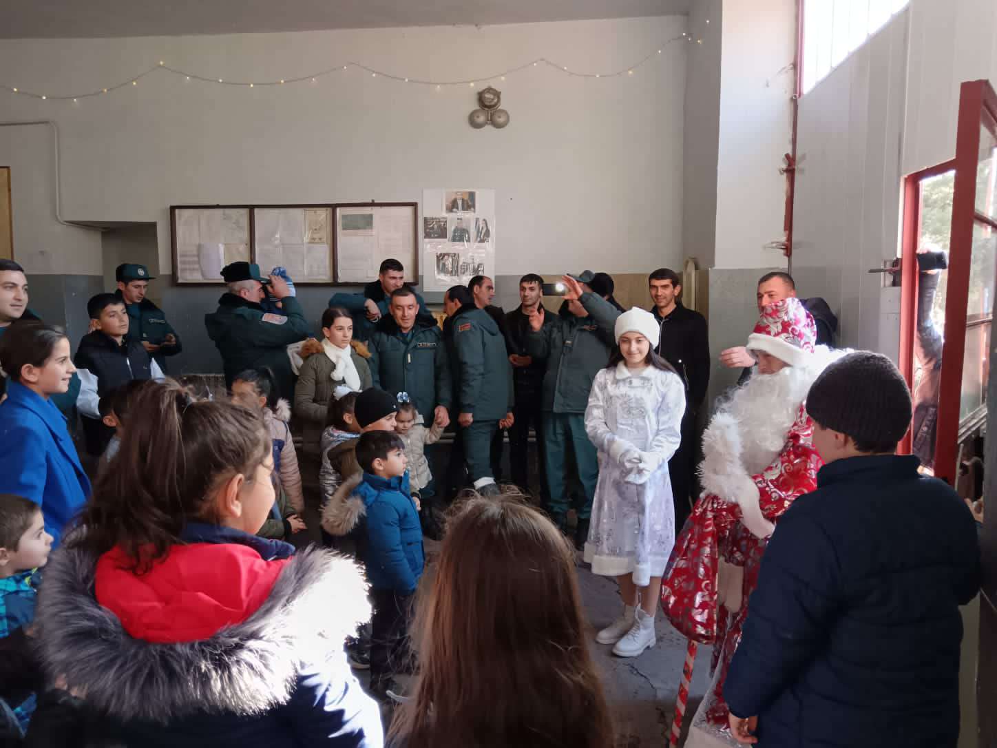 Փրկարարներին հյուրընկալվել են  Ձմեռ պապն ու Ձյունանուշը