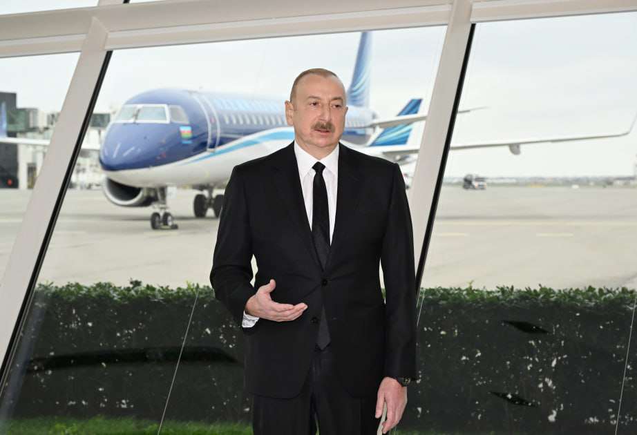 Самолет получил повреждения «в результате обстрела с земли». Алиев